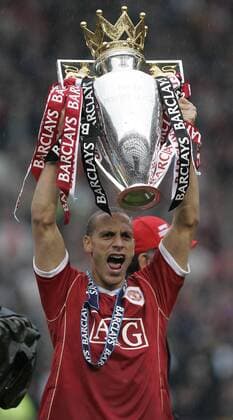 Manchester United ist englischer Meister 2007 - Rio Ferdinand feiert mit der Trophäe - EDITORIAL USE ONLY. No use with unauthorised audio, video, data, fixture lists, club league logos or live services. Online in-match use limited to 120 images, no video emulation. No use in betting, games or single club league player publications. Fußball Herren English Premier League 2006 2007, 1. Englische Liga, Manchester United, ManU, Vdig Einzelbild Manchester Begeisterung, Freude, Fußball Herren English Premier League 2006 2007, 1. Englische Liga, Manchester United, ManU, Vdig Einzelbild Manchester Begeisterung, Freude,