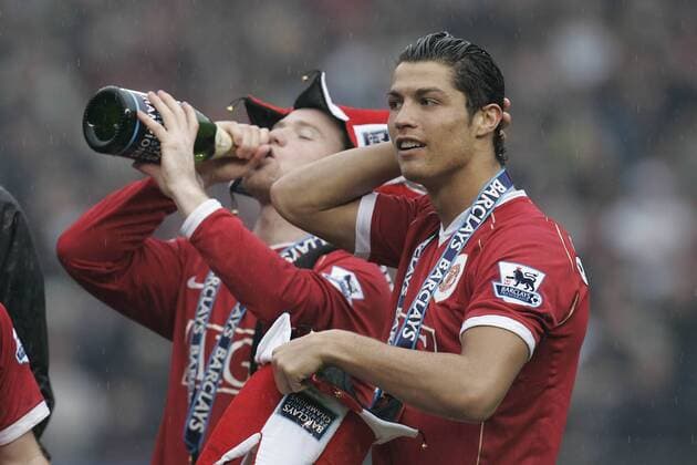 Manchester United ist englischer Meister 2007 - Cristiano Ronaldo (re.) richtet seine Haare, während sich Wayne Rooney einen Schluck Champagner gönnt - EDITORIAL USE ONLY. No use with unauthorised audio, video, data, fixture lists, club league logos or live services. Online in-match use limited to 120 images, no video emulation. No use in betting, games or single club league player publications. Fußball Herren English Premier League 2006 2007, 1. Englische Liga, Manchester United, ManU, Vdig Gruppe o00 Alkohol Manchester Freude, Fußball Herren English Premier League 2006 2007, 1. Englische Liga, Manchester United, ManU, Vdig Gruppe o00 Alkohol Manchester Freude,
