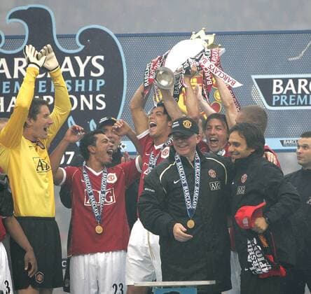 Manchester United ist englischer Meister 2007 - Trainer Sir Alex Ferguson (4.v.re.) jubelt vor seinen Spielern, v.li.: Torwart Edwin van der Sar, Kieran Richardson, Cristiano Ronaldo und Gabriel Heinze - EDITORIAL USE ONLY. No use with unauthorised audio, video, data, fixture lists, club league logos or live services. Online in-match use limited to 120 images, no video emulation. No use in betting, games or single club league player publications. Fußball Herren English Premier League 2006 2007, 1. Englische Liga, Manchester United, ManU, Vdig Gruppe Manchester Begeisterung, Freude, Fußball Herren English Premier League 2006 2007, 1. Englische Liga, Manchester United, ManU, Vdig Gruppe Manchester Begeisterung, Freude,