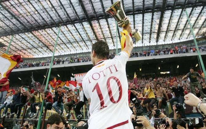 Francesco Totti (AS Rom) präsentiert den Fans den italienischen Pokal 2007 - Fußball Herren Coppa Italia 2006 2007, Italienischer Pokal, Pokalspiel, Finale, Endspiel, Pokalfinale Pokalendspiel Totale Fotokamera Fotograf, Sportfotograf Mailand Freude, Begeisterung, Fußball Herren Coppa Italia 2006 2007, Italienischer Pokal, Pokalspiel, Finale, Endspiel, Pokalfinale Pokalendspiel Totale Fotokamera Fotograf, Sportfotograf Mailand Freude, Begeisterung,