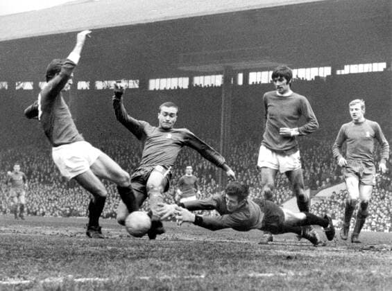 Torwart Peter Bonetti und Ron Harris (beide Chelsea, 2.v.li.) klären in höchster Not vor James Ryan, daneben George Best (beide Manchester United, 2.v.re.) - Fußball Herren English Football League First Division 1967 1968, One, 1. Englische Liga Gruppe Manchester Dynamik, Abwehr, Kampf, Fußball Herren English Football League First Division 1967 1968, One, 1. Englische Liga Gruppe Manchester Dynamik, Abwehr, Kampf,