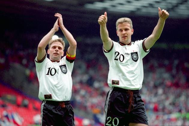 Oliver Bierhoff (re.) und Thomas Häßler (beide Deutschland) - Schlußjubel Fußball Länderspiel Herren EM 1996, Nationalmannschaft, Nationaltrikot Viertelfinale, Vneg Gruppe Manchester Freude, Fußball Länderspiel Herren EM 1996, Nationalmannschaft, Nationaltrikot Viertelfinale, Vneg Gruppe Manchester Freude,