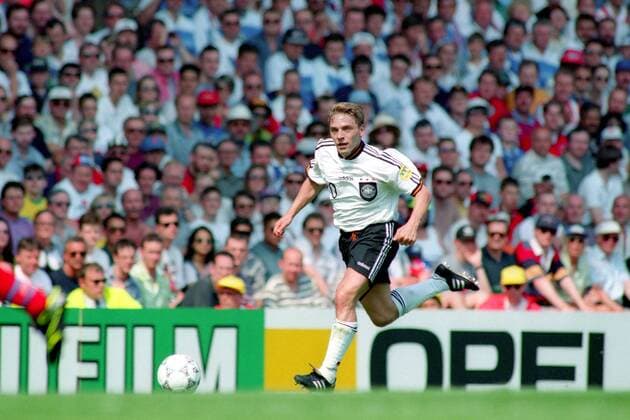 Thomas Häßler (Deutschland) am Ball Fußball Länderspiel Herren EM 1996 Nationalmannschaft, Nationaltrikot Gruppe 3 Vneg Einzelbild Manchester Dynamik, Fußball Länderspiel Herren EM 1996 Nationalmannschaft, Nationaltrikot Gruppe 3 Vneg Einzelbild Manchester Dynamik,