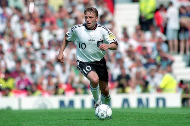 Thomas Häßler (Deutschland) am Ball Fußball Länderspiel Herren EM 1996 Nationalmannschaft, Nationaltrikot Gruppe 3 Vneg Einzelbild Manchester Dynamik, Fußball Länderspiel Herren EM 1996 Nationalmannschaft, Nationaltrikot Gruppe 3 Vneg Einzelbild Manchester Dynamik,