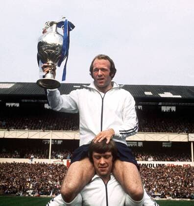 Englischer Meister Derby County - Archie Gemmill (obenauf) wird mit dem Meisterpokal von David Nish auf Schultern getragen - Fußball Herren English Football League First Division 1974 1975, One, 1. Englische Liga, Derby County Gruppe Derby Glück, Harmonie, Freude, Fußball Herren English Football League First Division 1974 1975, One, 1. Englische Liga, Derby County Gruppe Derby Glück, Harmonie, Freude,