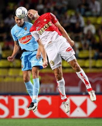 Marko Basa (Le Mans, li.) gegen Jan Koller (Monaco) -  (pan21855) Fußball Herren Ligue 1 2007 2008, 1. Französische Liga, AS Monaco - UC Le Mans 72 3:1 Gruppe Monaco Dynamik, Kampf, Fußball Herren Ligue 1 2007 2008, 1. Französische Liga, AS Monaco - UC Le Mans 72 3:1 Gruppe Monaco Dynamik, Kampf, 