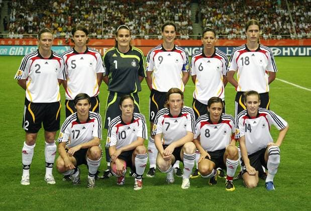 Mannschaftsbild Deutschland hi.v.li.: Kerstin Stegemann, Annike Krahn, Torfrau Nadine Angerer, Birgit Prinz, Linda Bresonik, Kerstin Garefrekes; vorn: Ariane Hingst, Renate Lingor, Melanie Behringer, Sandra Smisek, Simone Laudehr - Fußball Länderspiel Damen WM 2007, Nationalmannschaft, Nationaltrikot, Finale Endspiel, Vdig Totale Frauen, Frauenfußball Shanghai Fußball Länderspiel Damen WM 2007, Nationalmannschaft, Nationaltrikot, Finale Endspiel, Vdig Totale Frauen, Frauenfußball Shanghai