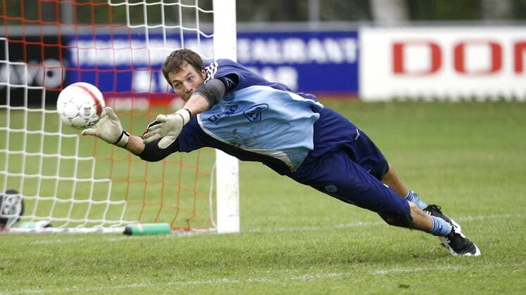 Torwart Thomas Sörensen (Dänemark) hechtet nach dem Ball -  - NOxONLINExUSE Fußball Herren Nationalteam 2007, Training Einzelbild Vedbäk Dynamik, Abwehr, Fußball Herren Nationalteam 2007, Training Einzelbild Vedbäk Dynamik, Abwehr,