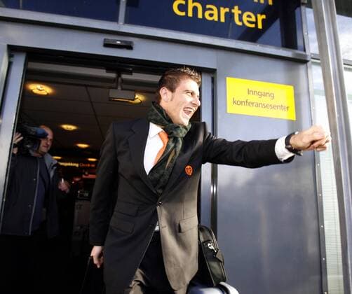 Joaquin (Valencia) ist bei der Ankunft auf dem Flughafen in Trondheim gut gelaunt -  - NOxONLINExUSE Fußball EC 1 Herren Champions League 2007 2008, Valencia CF, Ankunft Einzelbild Trondheim Freude, Fußball EC 1 Herren Champions League 2007 2008, Valencia CF, Ankunft Einzelbild Trondheim Freude,