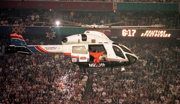 Sängerin Diana Ross (USA) kommt zum Superbowlfinale 1995 1996 in einem Helikopter geflogen - (TEM96012826) American Football Herren NFL 1995 1996, Superbowl XXX, Super Bowl, Finale, Endspiel, Totale Tempe American Football Herren NFL 1995 1996, Superbowl XXX, Super Bowl, Finale, Endspiel, Totale Tempe