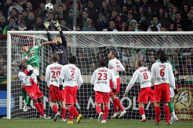 Torwart Mickael Landreau (Paris St. Germain, 4.v.li.) gegen Ilan (St. Etienne, 2.v.li.) - (pan23798) Fußball Herren Ligue 1 2007 2008, 1. Französische Liga, AS Saint Etienne - FC Paris Saint Germain 0:1, ASSE, PSG Totale St. Etienne Dynamik, Fußball Herren Ligue 1 2007 2008, 1. Französische Liga, AS Saint Etienne - FC Paris Saint Germain 0:1, ASSE, PSG Totale St. Etienne Dynamik,