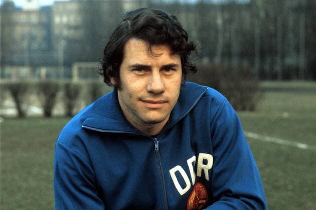 Eberhard Vogel (DDR) Fußball Länderspiel Herren DEUTSCHSPRACHIGE SPORTZEITSCHRIFTEN UND -ZEITUNGEN NUR NACH RÜCKSPRACHE Nationalmannschaft 1974 Vdia Porträt Berlin Fußball Länderspiel Herren DEUTSCHSPRACHIGE SPORTZEITSCHRIFTEN UND -ZEITUNGEN NUR NACH RÜCKSPRACHE Nationalmannschaft 1974 Vdia Porträt Berlin