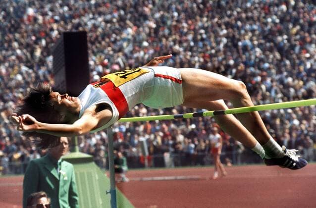 Ulrike Meyfarth (Deutschland) überquert die Latte Leichtathletik OS Sommer Damen Olympische Spiele 1972, Sommerspiele, Hochsprung, Nationaltrikot Einzelbild München Leichtathletik OS Sommer Damen Olympische Spiele 1972, Sommerspiele, Hochsprung, Nationaltrikot Einzelbild München