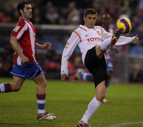 Joaquin (Valencia, re. ) gegen Antonio Lopez (Atletico Madrid) -  - NOxONLINExUSE Fußball Herren Primera Division 2007 2008, 1. Spanische Liga, Atletico Madrid - Valencia CF 1:0 Gruppe Madrid Dynamik, Fußball Herren Primera Division 2007 2008, 1. Spanische Liga, Atletico Madrid - Valencia CF 1:0 Gruppe Madrid Dynamik,