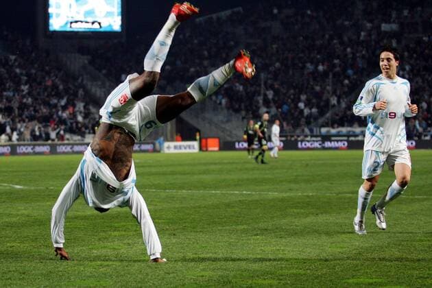 Djibril Cisse - Überschlag bestaunt von Samir Nasri (beide Marseille) - (pan24080) Fußball Herren Ligue 1 2007 2008, 1. Französische Liga, Olympique de Marseille, OM Gruppe Marseille Freude, Begeisterung, Fußball Herren Ligue 1 2007 2008, 1. Französische Liga, Olympique de Marseille, OM Gruppe Marseille Freude, Begeisterung,