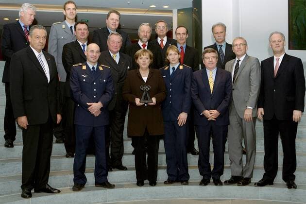 Bundeskanzlerin Dr. Angela Merkel (Mitte) erhält die IOC Trophy 2007 und posiert bei einem Gruppenfoto mit IOC Vizepräsident und DOSB Präsident Dr. Thomas Bach (3.v.re.), BDR Präsident Rudolf Scharping (re.), Ronald Rauhe (2.v.li.), Tim Wieskötter... Radsport Herren Verleihung der IOC Trophy 2007 2008 Preisverleihung Ehrung Auszeichnung Politik Politiker quer Totale Bund Deutscher Radfahrer Turnen Kanusport Kanu Berlin, Straßenradsport Straße Rad Funktionär Vdig Radsport Herren Verleihung der IOC Trophy 2007 2008 Preisverleihung Ehrung Auszeichnung Politik Politiker quer Totale Bund Deutscher Radfahrer Turnen Kanusport Kanu Berlin, Straßenradsport Straße Rad Funktionär Vdig