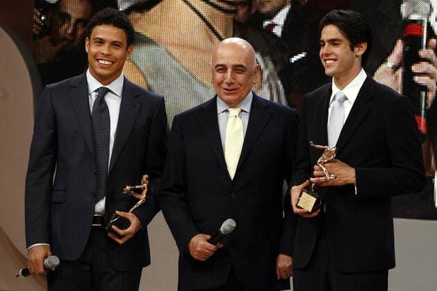 Oscar del Calcio 2008: Vizepräsident Adriano Galliani (Mitte) zwischen Kaka (re.), beste Ausländer der Serie A und Italiens Fußballer des Jahres 2007 und Ronaldo (alle AC Mailand beide Brasilien), bester Spieler...- Fußball Herren Oscar del Calcio 2008, Ehrung, Auszeichnung, Gala, Sportgala, Spielerehrung, Vdig Gruppe Vize, Ricardo Izecson Santos Leite, Milan, Mailand Funktionär, Vereinsführung, Vorstand, Freude, Fußball Herren Oscar del Calcio 2008, Ehrung, Auszeichnung, Gala, Sportgala, Spielerehrung, Vdig Gruppe Vize, Ricardo Izecson Santos Leite, Milan, Mailand Funktionär, Vereinsführung, Vorstand, Freude,