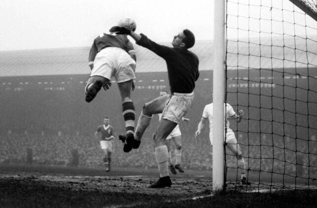 Torwart Harry Gregg (Manchester United) im Duell - Fußball Herren English FA Cup 1959 1960, Englischer Pokal, Pokalspiel, FC Liverpool - ManU 1:3, Vneg Vsw Gruppe Dynamik, Abwehr, Fußball Herren English FA Cup 1959 1960, Englischer Pokal, Pokalspiel, FC Liverpool - ManU 1:3, Vneg Vsw Gruppe Dynamik, Abwehr,