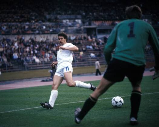 Eberhard Vogel (li.) spielt den Ball zu Torwart Hans Ulrich Grapenthin (beide Jena) zurück Fußball EC 2 Herren DEUTSCHSPRACHIGE SPORTZEITSCHRIFTEN UND -ZEITUNGEN NUR NACH RÜCKSPRACHE, Europapokal 1980 1981 Gruppe Düsseldorf Dynamik, Fußball EC 2 Herren DEUTSCHSPRACHIGE SPORTZEITSCHRIFTEN UND -ZEITUNGEN NUR NACH RÜCKSPRACHE, Europapokal 1980 1981 Gruppe Düsseldorf Dynamik,