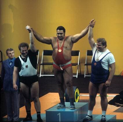 Siegerehrung Gewichtheben bei den Olympischen Sommerspielen 1972 in München: Olympiasieger Wassili Alexejew (Sowjetunion, Mitte) zwischen dem zweiten Rudolf Mang (BR Deutschland, li.) und dem dritten Gerd Bonk (DDR) Gewichtheben OS Sommer Herren DEUTSCHSPRACHIGE SPORTZEITSCHRIFTEN UND -ZEITUNGEN NUR NACH RÜCKSPRACHE 1972 Gruppe München Freude, Gewichtheben OS Sommer Herren DEUTSCHSPRACHIGE SPORTZEITSCHRIFTEN UND -ZEITUNGEN NUR NACH RÜCKSPRACHE 1972 Gruppe München Freude,