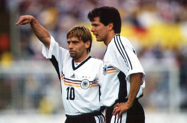 Thomas Häßler (li.) und Andreas Möller (beide Deutschland) Fußball Länderspiel Herren Nationalteam 1998, Nationaltrikot Gruppe Frankfurt M. Fußball Länderspiel Herren Nationalteam 1998, Nationaltrikot Gruppe Frankfurt M.