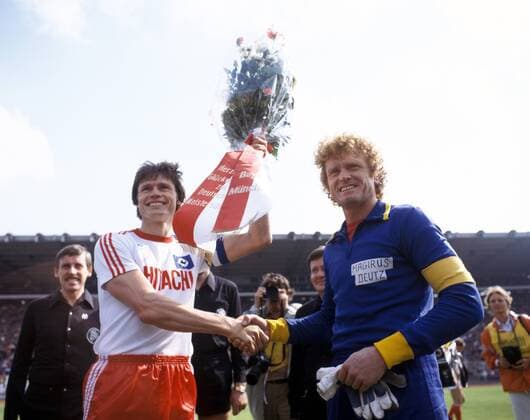 Torwart Sepp Maier (Bayern, re.) gratuliert Peter Nogly (HSV, li.) zur Deutschen Meisterschaft Fußball 1. BL Herren DEUTSCHSPRACHIGE SPORTZEITSCHRIFTEN UND -ZEITUNGEN NUR NACH RÜCKSPRACHE 1978 1979 Gruppe Hamburg Freude, Fußball 1. BL Herren DEUTSCHSPRACHIGE SPORTZEITSCHRIFTEN UND -ZEITUNGEN NUR NACH RÜCKSPRACHE 1978 1979 Gruppe Hamburg Freude,