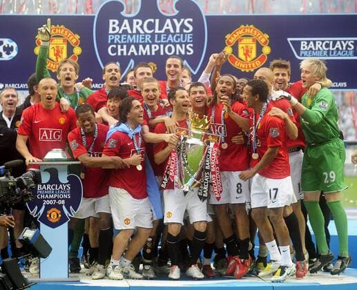 Spieler von Manchester United präsentieren den Pokal für den Gewinn der englischen Meisterschaft 2008 - EDITORIAL USE ONLY. No use with unauthorised audio, video, data, fixture lists, club league logos or live services. Online in-match use limited to 120 images, no video emulation. No use in betting, games or single club league player publications. Fußball Herren English Premier League 2007 2008, 1. Englische Liga, ManU Totale Wigan Freude, Fußball Herren English Premier League 2007 2008, 1. Englische Liga, ManU Totale Wigan Freude,