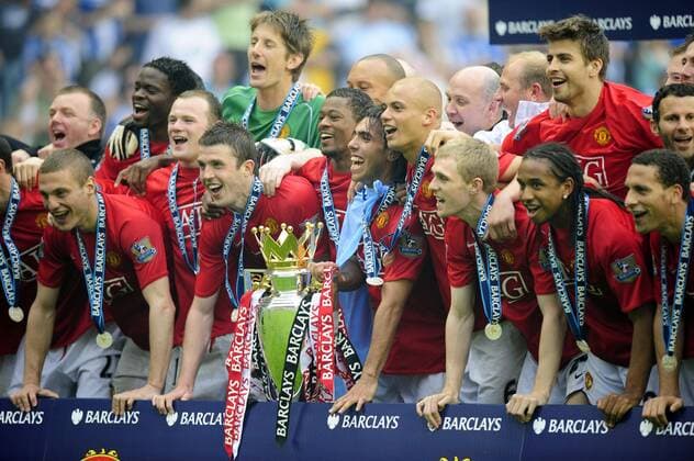 Spieler von Manchester United präsentieren den Pokal für den Gewinn der englischen Meisterschaft 2008 - EDITORIAL USE ONLY. No use with unauthorised audio, video, data, fixture lists, club league logos or live services. Online in-match use limited to 120 images, no video emulation. No use in betting, games or single club league player publications. Fußball Herren English Premier League 2007 2008, 1. Englische Liga, ManU Totale Wigan Freude, Fußball Herren English Premier League 2007 2008, 1. Englische Liga, ManU Totale Wigan Freude,
