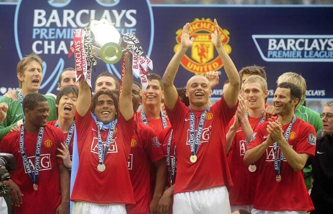 Spieler von Manchester United präsentieren den Pokal für den Gewinn der englischen Meisterschaft 2008 - EDITORIAL USE ONLY. No use with unauthorised audio, video, data, fixture lists, club league logos or live services. Online in-match use limited to 120 images, no video emulation. No use in betting, games or single club league player publications. Fußball Herren English Premier League 2007 2008, 1. Englische Liga, ManU Totale Wigan Freude, Fußball Herren English Premier League 2007 2008, 1. Englische Liga, ManU Totale Wigan Freude,