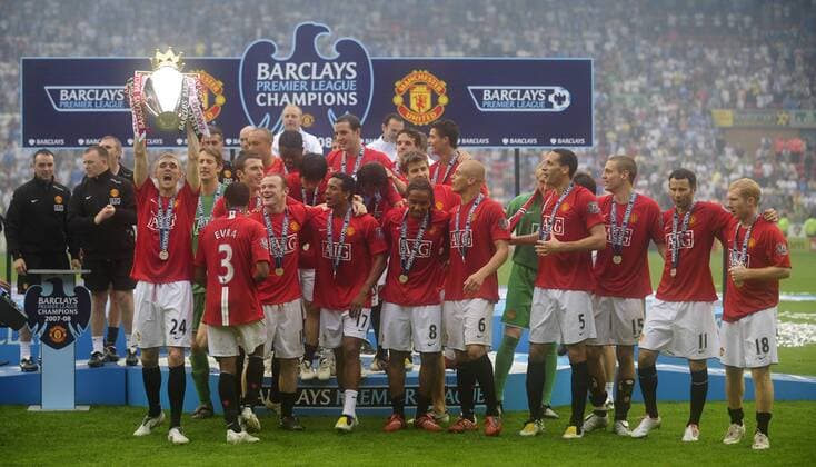 Manchester United ist englischer Meister 2007 2008, Darren Fletcher (li.) präsentiert die Trophäe - EDITORIAL USE ONLY. No use with unauthorised audio, video, data, fixture lists, club league logos or live services. Online in-match use limited to 120 images, no video emulation. No use in betting, games or single club league player publications. Fußball Herren English Premier League 2007 2008, 1. Englische Liga, Manchester United, ManU Totale Meisterfeier Wigan Freude, Fußball Herren English Premier League 2007 2008, 1. Englische Liga, Manchester United, ManU Totale Meisterfeier Wigan Freude,