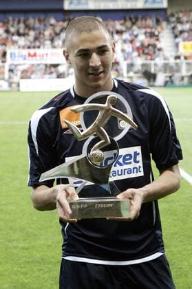 Karim Benzema (Lyon) wird als bester Torjäger der Saison 2007 2008 ausgezeichnet -  (pan25993) Fußball Herren Ligue 1 2007 2008, 1. Französische Liga, Olympique Lyonnais, OL, Lyon Einzelbild Auxerre Fußball Herren Ligue 1 2007 2008, 1. Französische Liga, Olympique Lyonnais, OL, Lyon Einzelbild Auxerre