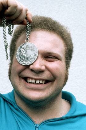 Rudolf Mang (BRD) mit seiner Silbermedaille der Olympischen Spiele 1972 in München Gewichtheben OS Sommer Herren Olympische Spiele 1972, Sommerspiele, Fotoshooting, Porträt Aufnahmedatum geschätzt München Glück Freude