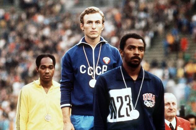 Siegerehrung 100m Olympische Spiele 1972: Olympiasieger Valeri Borsov (Sowjetunion, Mitte) zwischen Robert Taylor (USA, re.) und Lennox Miller (Jamaika) Leichtathletik OS Sommer Herren Olympische Spiele München 1972, Sommerspiele, 100m Gruppe Aufnahmedatum geschätzt München