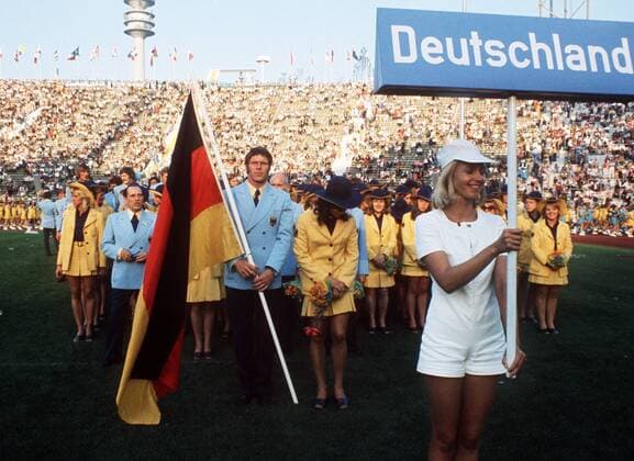 Detlef Lewe (BR Deutschland) trägt die Landesfahne der Delegation anlässlich der Eröffnungsfeier der Olympischen Spiele 1972 Kanu OS Sommer Herren Olympische Spiele 1972, Sommerspiele, Eröffnungsfeier, Eröffnung Zeremonie, Feier Gruppe BRD München