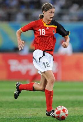 Kerstin Garefrekes (Deutschland) am Ball - Fußball OS Sommer Damen Olympische Spiele 2008, Sommerspiele, Länderspiel, Nationalteam, Nationaltrikot, , Peking Einzelbild Shenyang Dynamik,