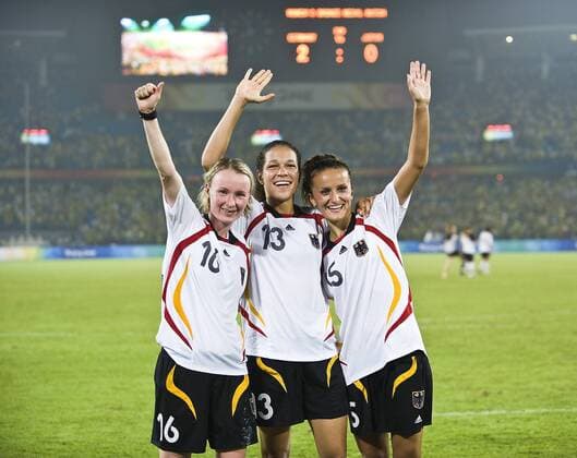 Deutschland ist Dritter in Peking 2008, v.li.: Conny Pohlers, Celia Okoyino Da Mbabi und Fatmire Bajramaj Fußball OS Sommer Damen Olympische Spiele Peking 2008, Sommerspiele, Länderspiel, Nationalteam, Nationaltrikot, Gruppe Peking Freude,