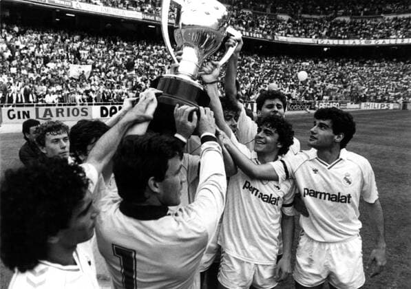 Real Madrid feiert den Gewinn der Spanischen Meisterschaft 1988, u.a. Emilio Butragueno (hi.li.) -  Fußball Herren Primera Division 1987 1988, 1. Spanische Liga, CF Gruppe Madrid Freude,