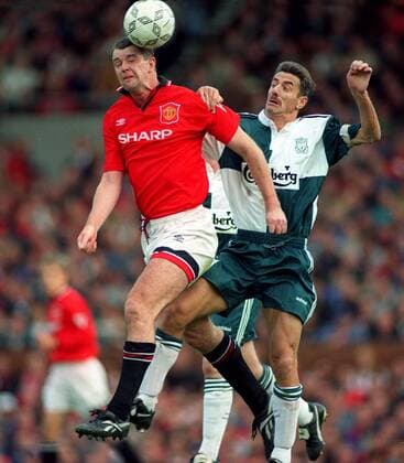 Gary Pallister (Manchester United, li.) gegen Ian Rush (Liverpool) -  Fußball Herren English Premier League 1995 1996, 1. Englische Liga, Manchester United - Liverpool FC 2:2, ManU Gruppe Manchester