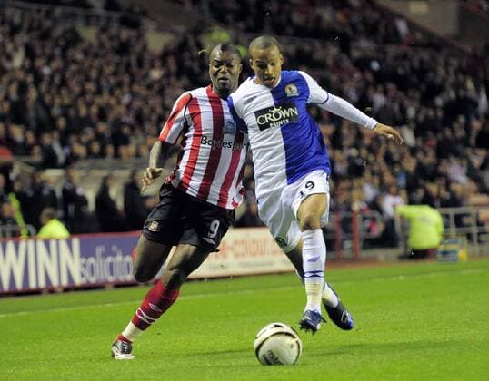 Carlos Villanueva (Blackburn, re.) gegen Djibril Cisse (Sunderland) - EDITORIAL USE ONLY. No use with unauthorised audio, video, data, fixture lists, club league logos or live services. Online in-match use limited to 120 images, no video emulation. No use in betting, games or single club league player publications. Fußball Herren Carling Cup 2008 2009, Ligapokal, League, Pokal, Pokalspiel, Sunderland AFC - Blackburn Rovers 1:2 Gruppe Sunderland Dynamik,