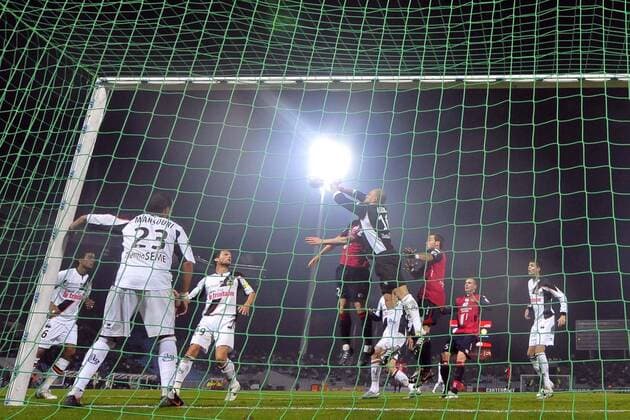 Torwart Fabien Audard (Lorient) - Faustabwehr - Fußball Herren Ligue 1 2008 2009, 1. Französische Liga, OSC Lille - FC Lorient 1:1, Gegenlicht, Dunkelheit Gruppe Torwartparade, Flutlicht, Stadionlicht, Abendspiel Lille, Villeneuve d Ascq, dAscq Dynamik, Abwehr,