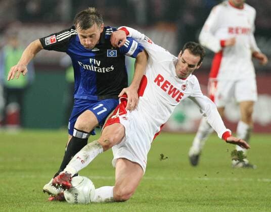 Ivica Olic (HSV, li.) gegen Petit (Köln) Fußball 1. BL Herren Saison 2008 2009, 1. FC Köln - Hamburger SV 1:2, Hamburg Gruppe Köln Dynamik,