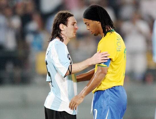 Lionel Messi (Argentinien, li.) tröstet Ronaldinho (Brasilien) -  Fußball OS Sommer Herren Olympische Spiele Peking 2008, Sommerspiele, Länderspiel, Nationalteam, Nationaltrikot Gruppe Olympiateam Peking Kameradschaft,