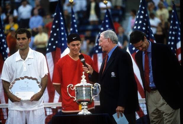Siegerehrung US Open 2001: Sieger Lleyton Hewitt (Australien, Mitte) im Interview, daneben Pete Sampras (USA) Tennis Herren US Open 2001, ATP Tour, Grand Slam, Finale Gruppe Flushing Meadow New York, NY, N Y