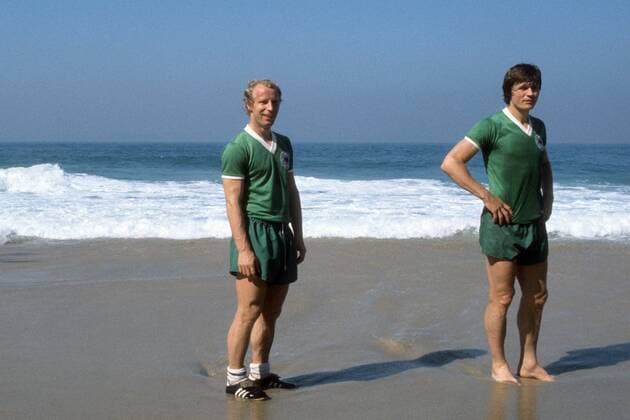 Berti Vogts (li.) und Peter Nogly (beide BR Deutschland) am Strand von Rio de Janeiro Fußball WM Herren WM 1978, Nationalmannschaft, Training, Trainingslager Gruppe Rio de Janeiro
