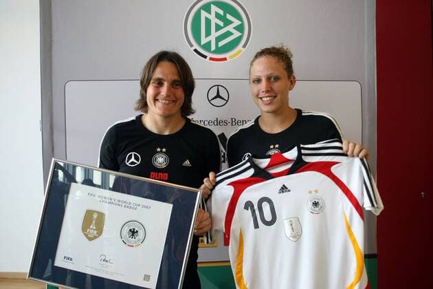 Torfrau Nadine Angerer (li.) und Kim Kulig (beide Deutschland) präsentieren das Nationaltrikot mit dem neuen Champions Badge Fußball Damen Nationalteam 2009, Pressekonferenz, Pressetermin, Frauen, Frauenfußball Gruppe Frankfurt M.