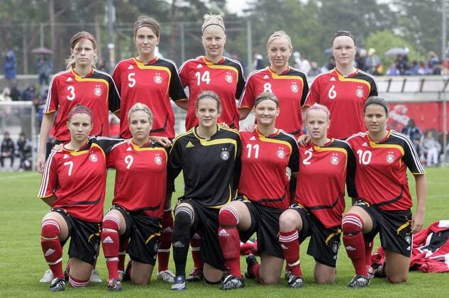 Mannschaftsbild Deutschland U19, hi.v.li.: Bianca Joswiak, Valeria Kleiner, Lena Wermelt, Kristina Gessat, Marina Hegering; vorn: Jessica Wich, Svenja Huth, Torfrau Desiree Schumann, Alexandra Popp, Laura Brosius und Dzsenifer Marozsan Fußball Länderspiel Damen U 19 EM Qualifikation 2009, U19, Junioren, Frauen, Frauenfußball, Nationalteam, Nationaltrikot, Totale Viernheim