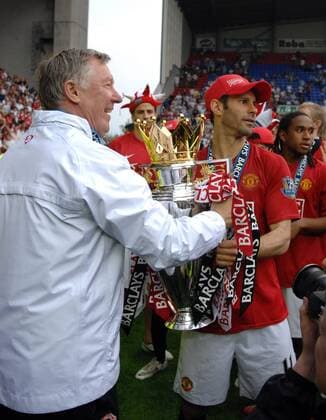 Trainer Sir Alex Ferguson (li.) und Ryan Giggs (beide Manchester United) präsentieren stolz die Trophäe für die englische Meisterschaft 2008 -  Fußball Herren English Premier League 2007 2008, 1. Englische Liga, ManU Gruppe Wigan Begeisterung, Freude,
