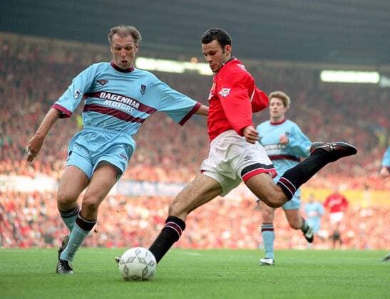 Ryan Giggs (Manchester United, re.) im Duell -  Fußball Herren English Premier League 1993 1994, 1. Englische Liga, Manchester United - West Ham United 1:0, ManU Gruppe Manchester Dynamik,