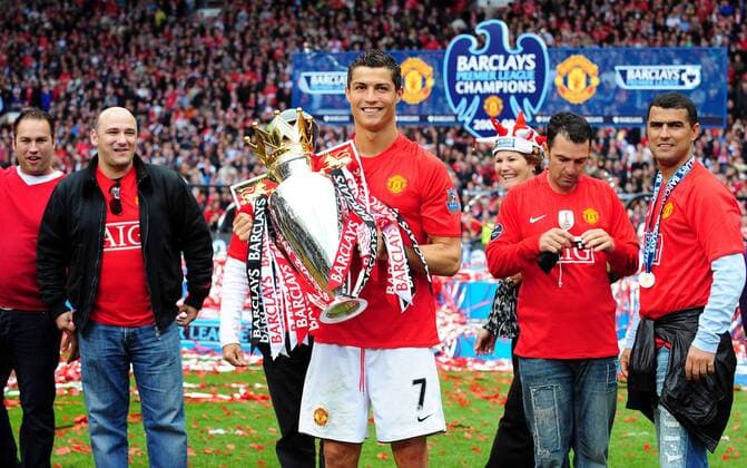 Cristiano Ronaldo (Manchester United, Mitte) - Englischer Meister 2008 2009 - EDITORIAL USE ONLY. No use with unauthorised audio, video, data, fixture lists, club league logos or live services. Online in-match use limited to 120 images, no video emulation. No use in betting, games or single club league player publications. Fußball Herren English Premier League 2008 2009, 1. Englische Liga, Manchester United, ManU Gruppe o0 Sieg, Sieger Manchester Freude,