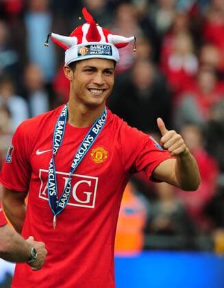 Cristiano Ronaldo (Manchester United) bejubelt mit Narrenkappe die englische Meisterschaft 2008 2009 - EDITORIAL USE ONLY. No use with unauthorised audio, video, data, fixture lists, club league logos or live services. Online in-match use limited to 120 images, no video emulation. No use in betting, games or single club league player publications. Fußball Herren English Premier League 2008 2009, 1. Englische Liga, Manchester United, Manu, Meister, Meisterschaft Einzelbild Manchester Freude,